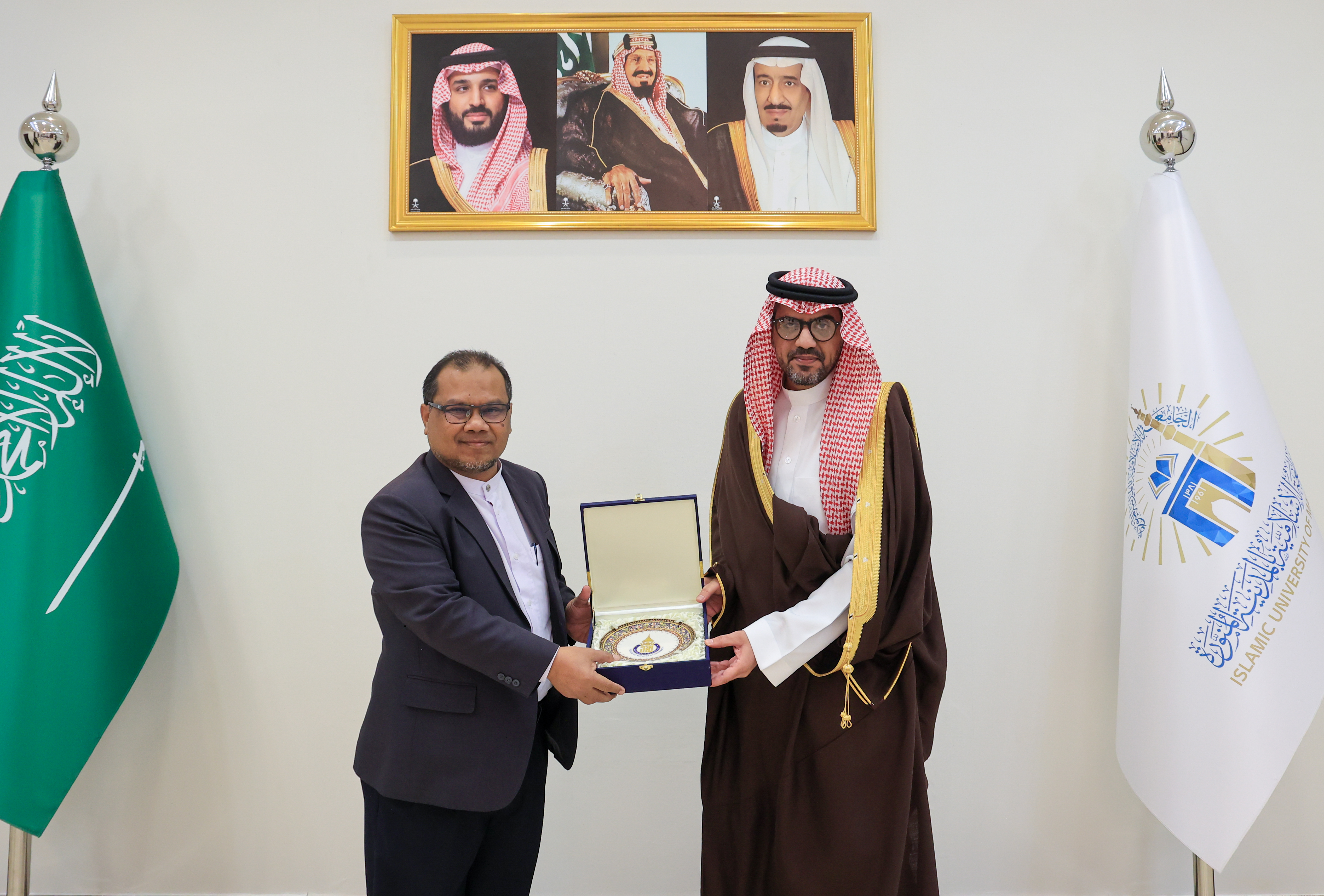 رئيس ⁧‫الجامعة الإسلامية‬⁩، يستقبل عميد معهد حلال، من جامعة الأمير سُونكلا - في (مملكة تايلند). - 2