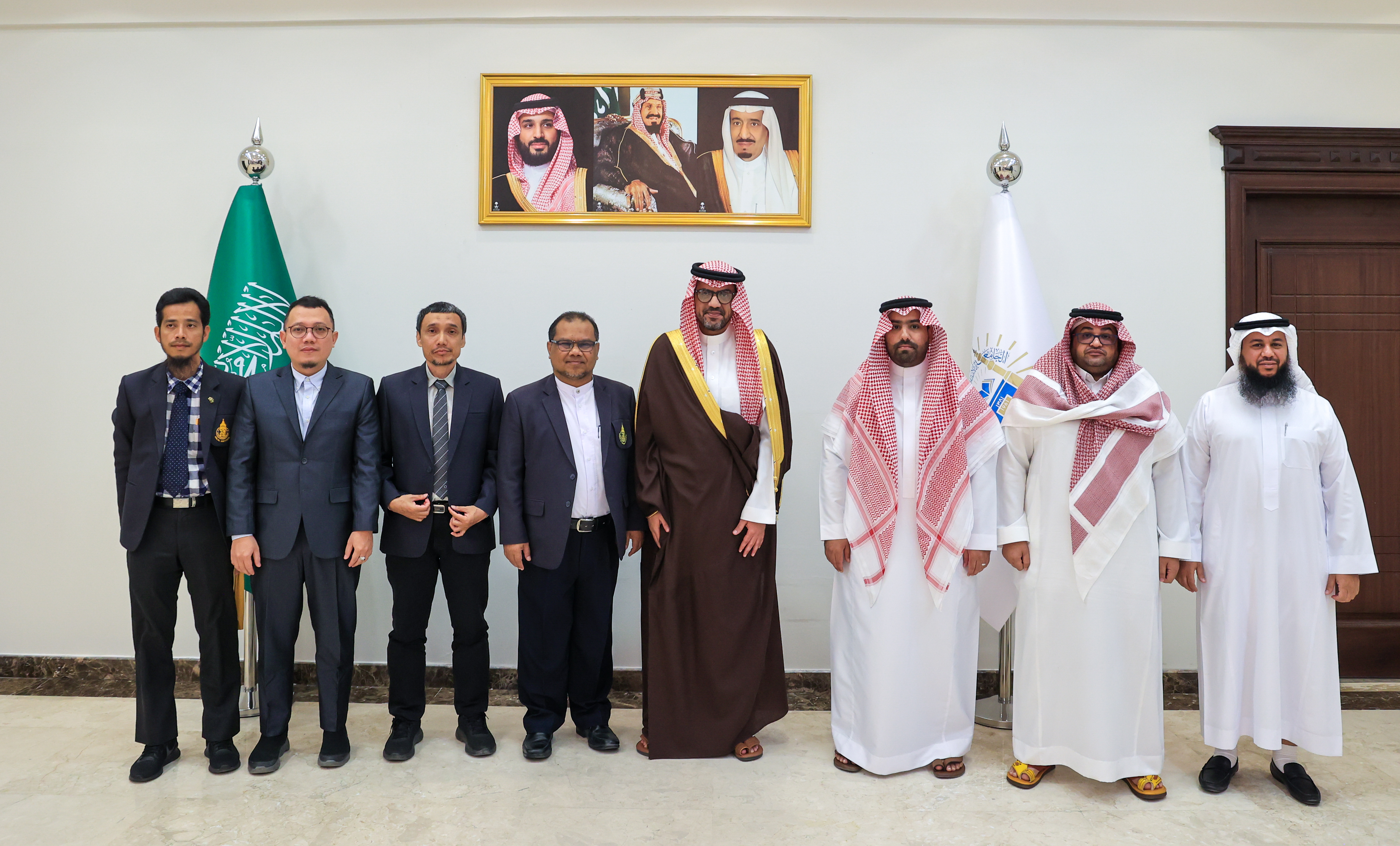 رئيس ⁧‫الجامعة الإسلامية‬⁩، يستقبل عميد معهد حلال، من جامعة الأمير سُونكلا - في (مملكة تايلند). - 3