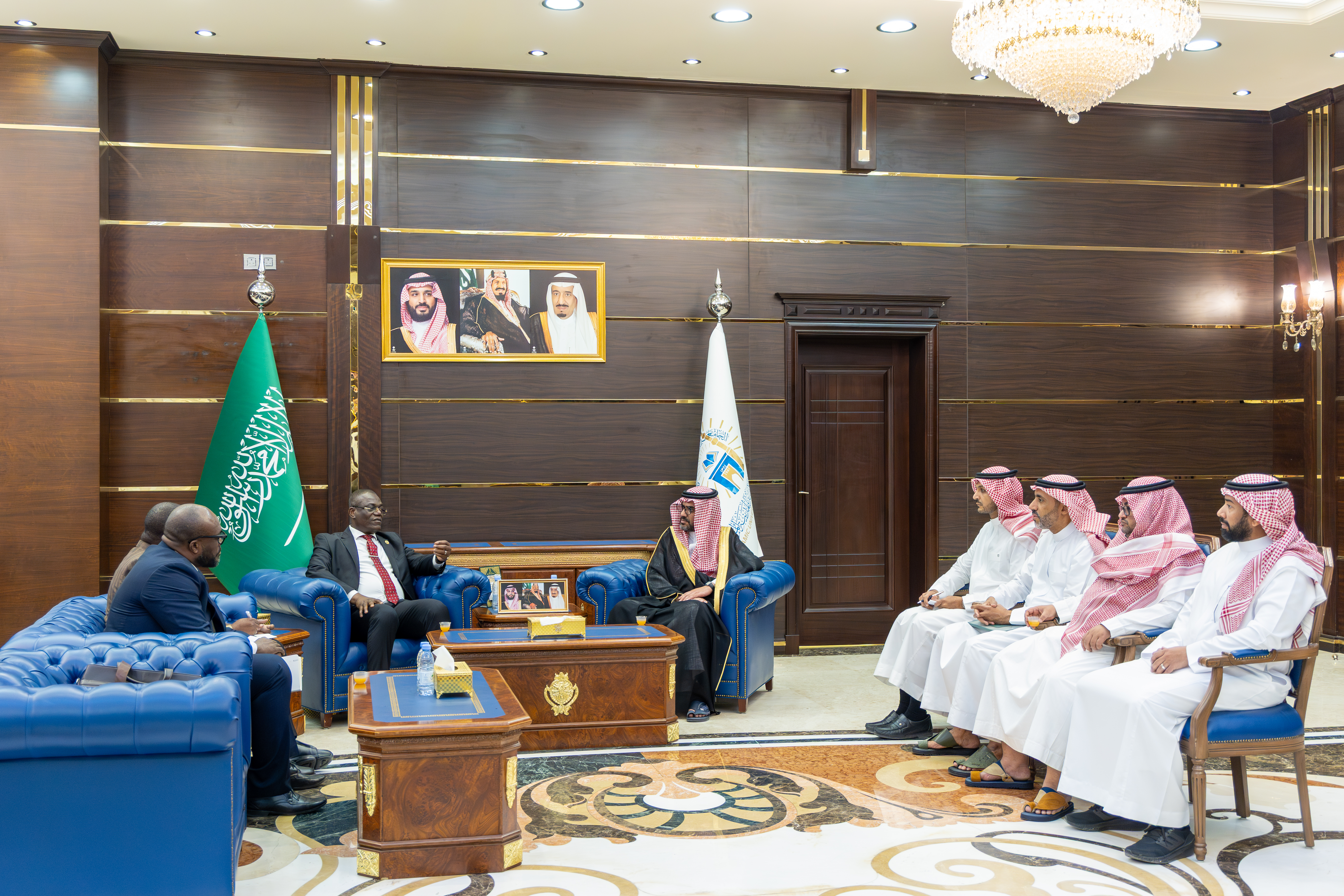رئيس الجامعة الإسلامية يستقبل السفير الجابوني لدى المملكة - 2