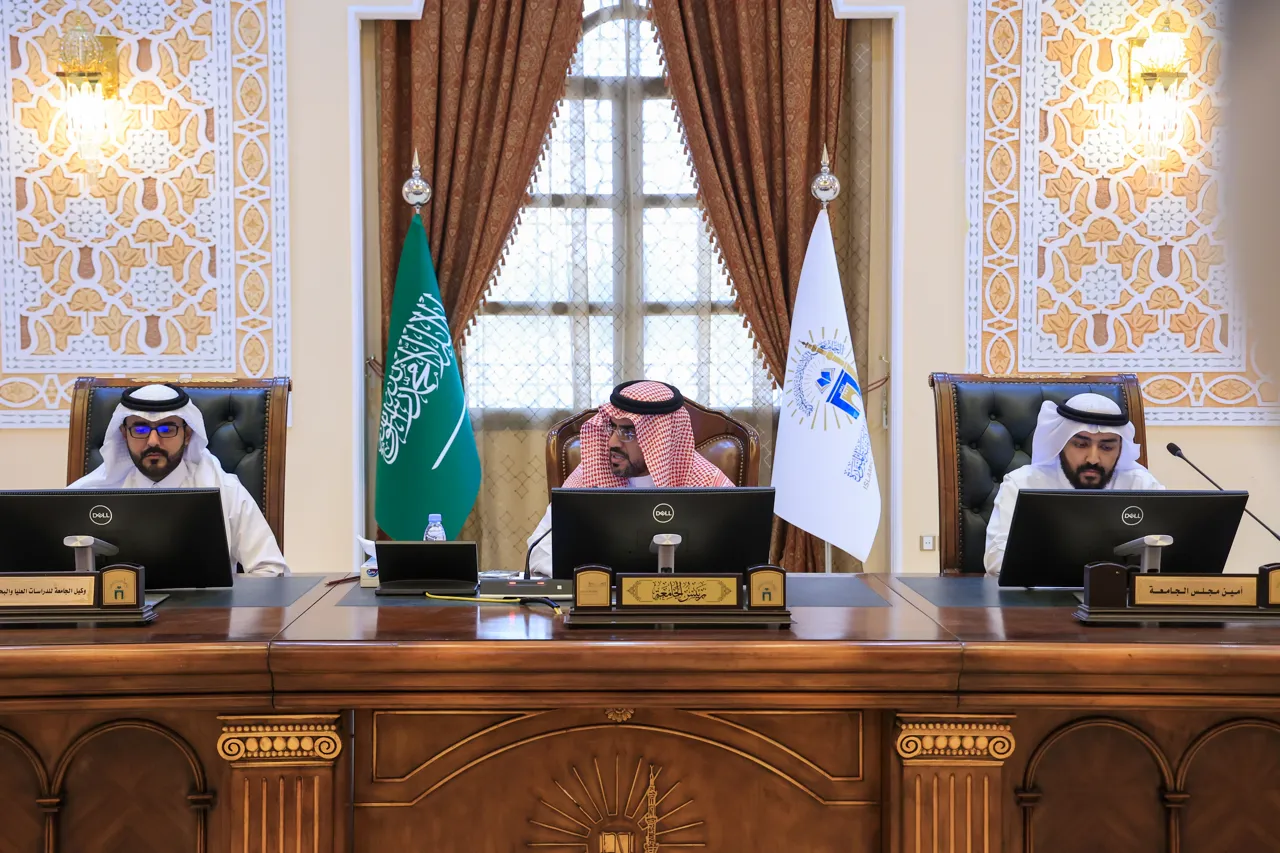رئيس الجامعة الإسلامية، يترأس مجلس الجامعة - 1
