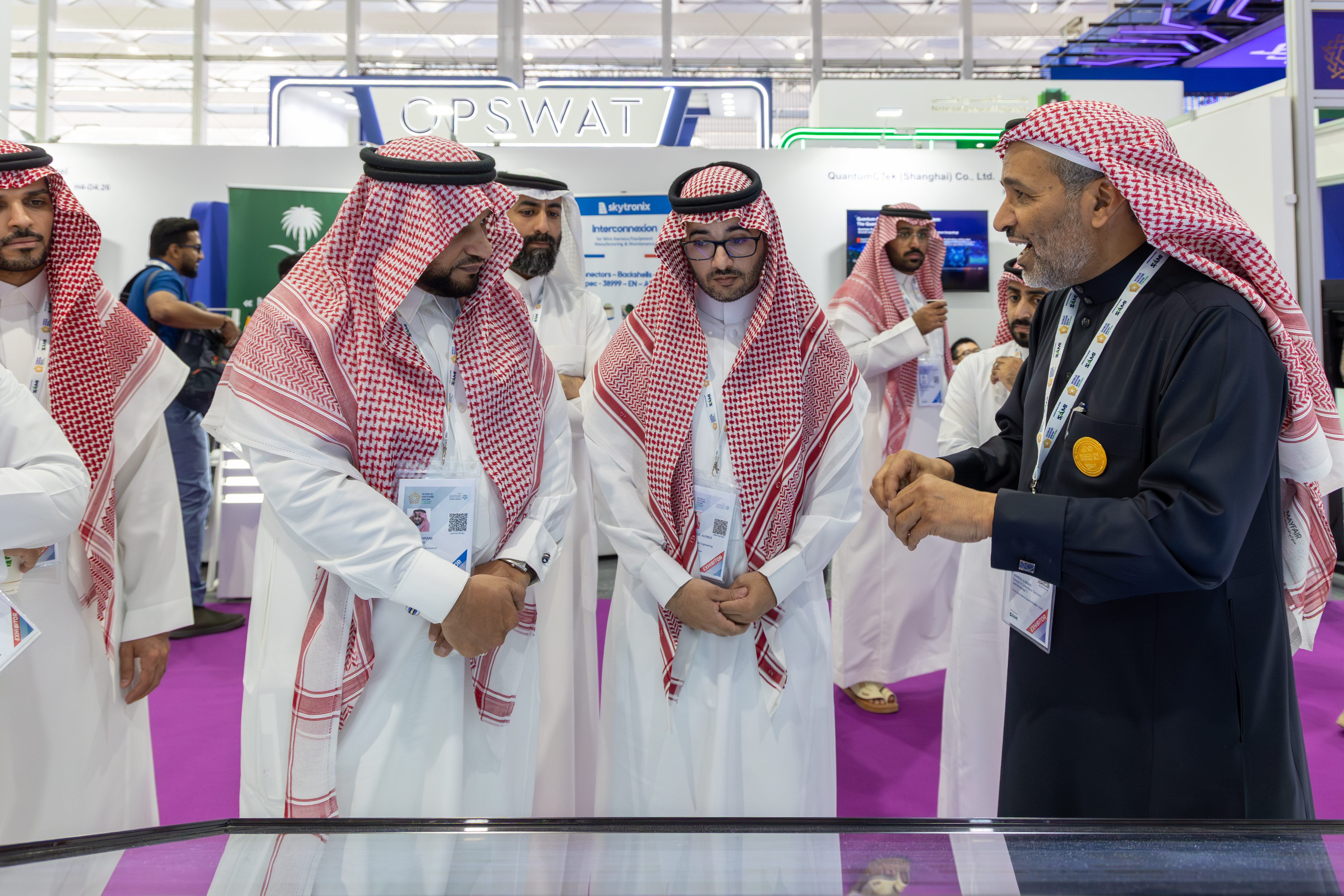 وكيل الجامعة للدراسات العليا والبحث العلمي يزور جناح الجامعة في معرض الدفاع العالمي 2026 - 5