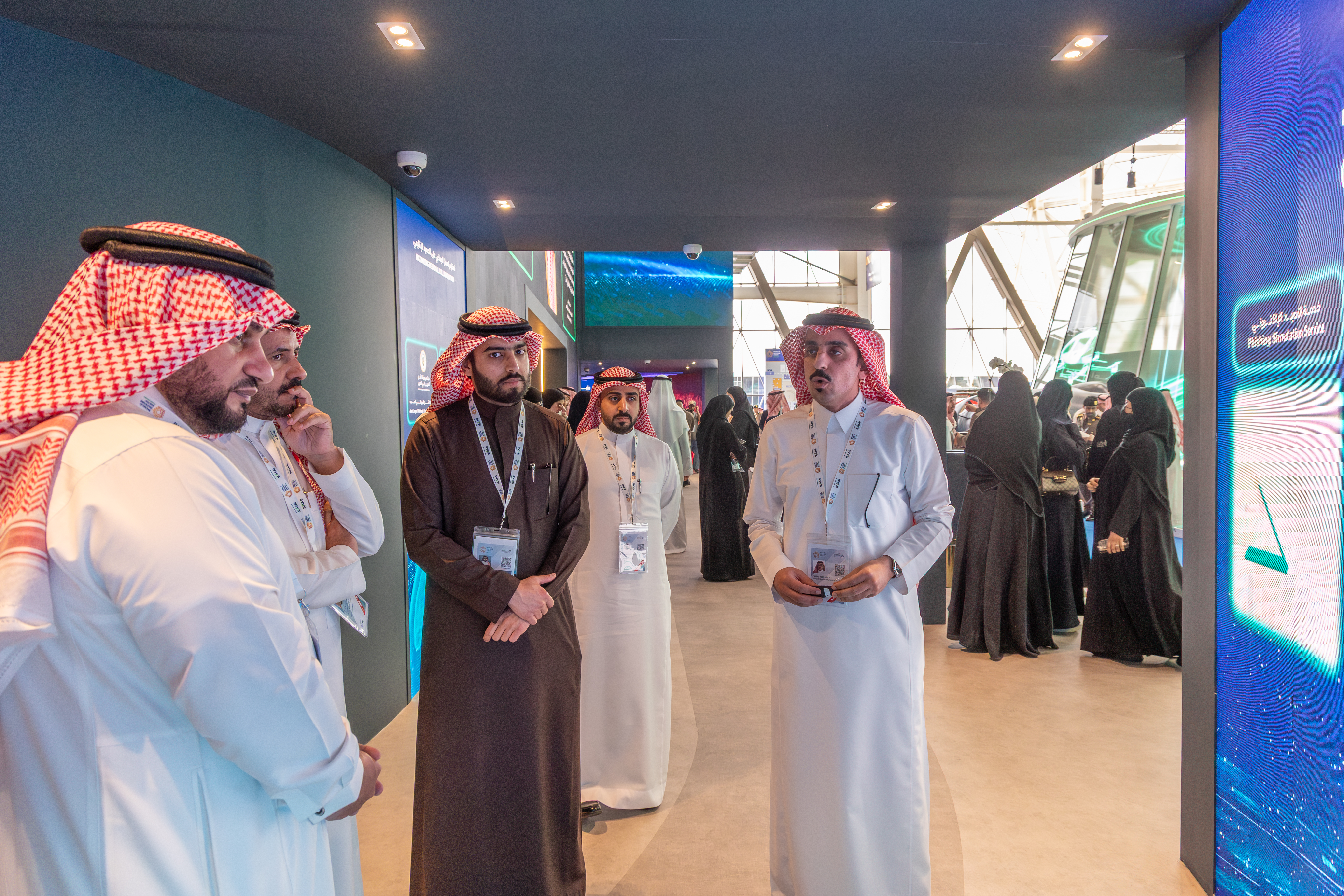 وكيل الجامعة للدراسات العليا والبحث العلمي يزور جناح الجامعة في معرض الدفاع العالمي 2026 - 1