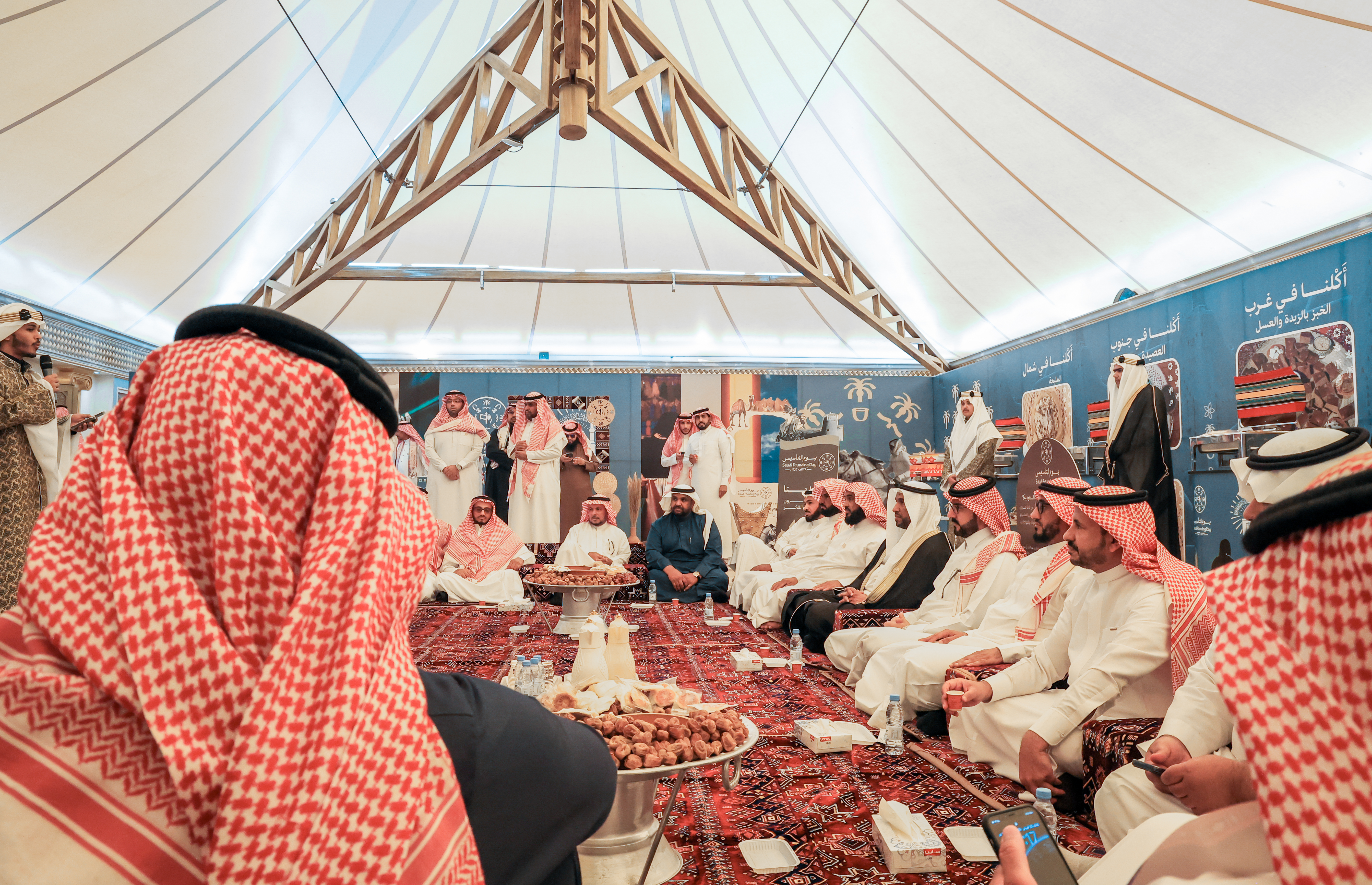  سعادة رئيس الجامعة المكلف أ. د. حسن بن عبدالمنعم العوفي يدشن معرض يوم التأسيس في القاعة التاريخية  - 6