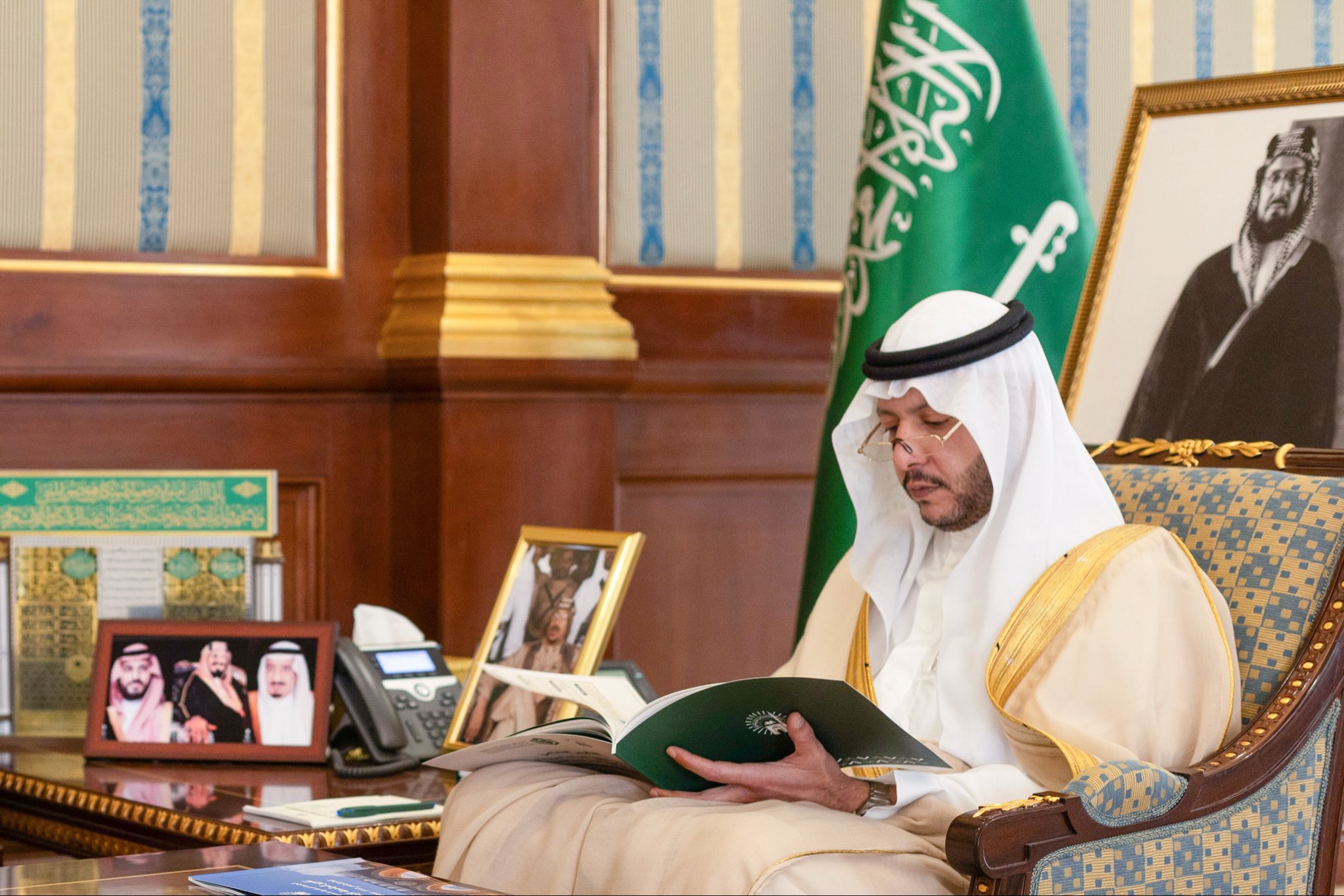 صاحب السمو الملكي الأمير سعود بن نهار بن سعود، نائب أمير منطقة المدينة المنورة، يستقبل رئيس الجامعة الإسلامية، الدكتور صالح بن علي العقلا. - 2