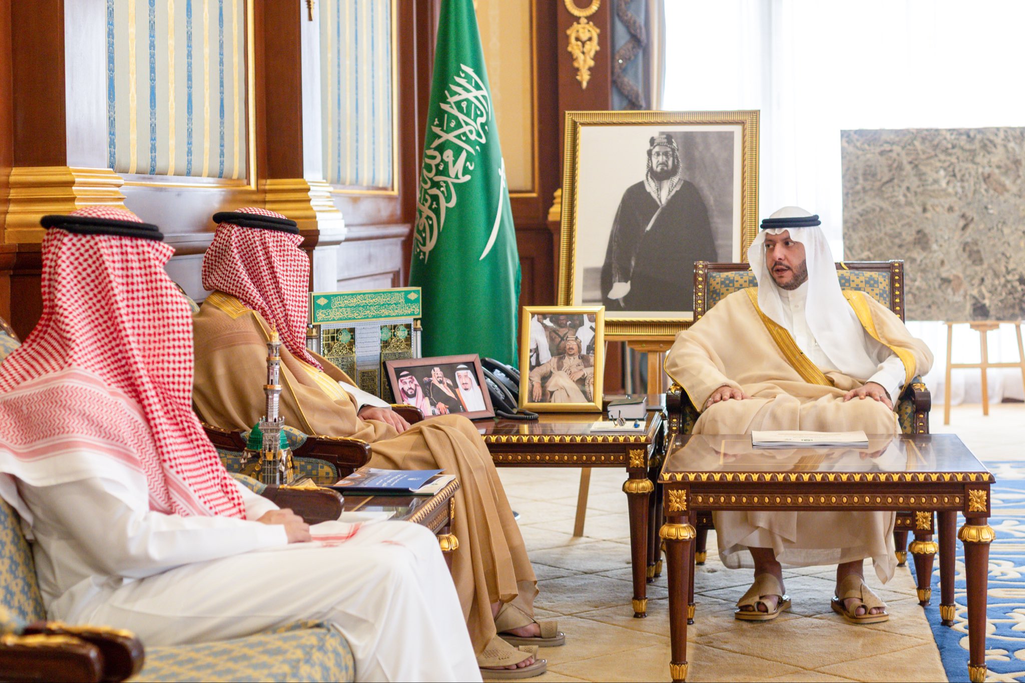 صاحب السمو الملكي الأمير سعود بن نهار بن سعود، نائب أمير منطقة المدينة المنورة، يستقبل رئيس الجامعة الإسلامية، الدكتور صالح بن علي العقلا. - 3