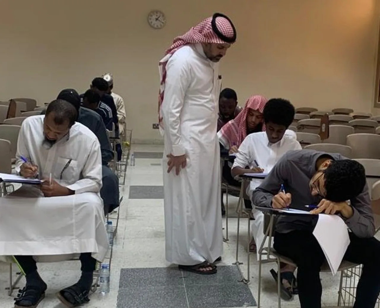 سعادة عميد كلية العلوم، يرافقه وكيل الكلية للشؤون الأكاديمية، يتفقدان سير الاختبارات النهائية للفصل الدراسي الثاني - 3