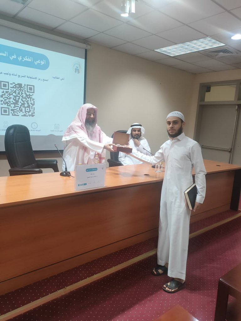 تنفيذ لقاء توعوي لطلاب كلية الحديث الشريف بالتعاون مع وحدة التوعية الفكرية يوم الأحد 15-ربيع الأول-1447 - 3