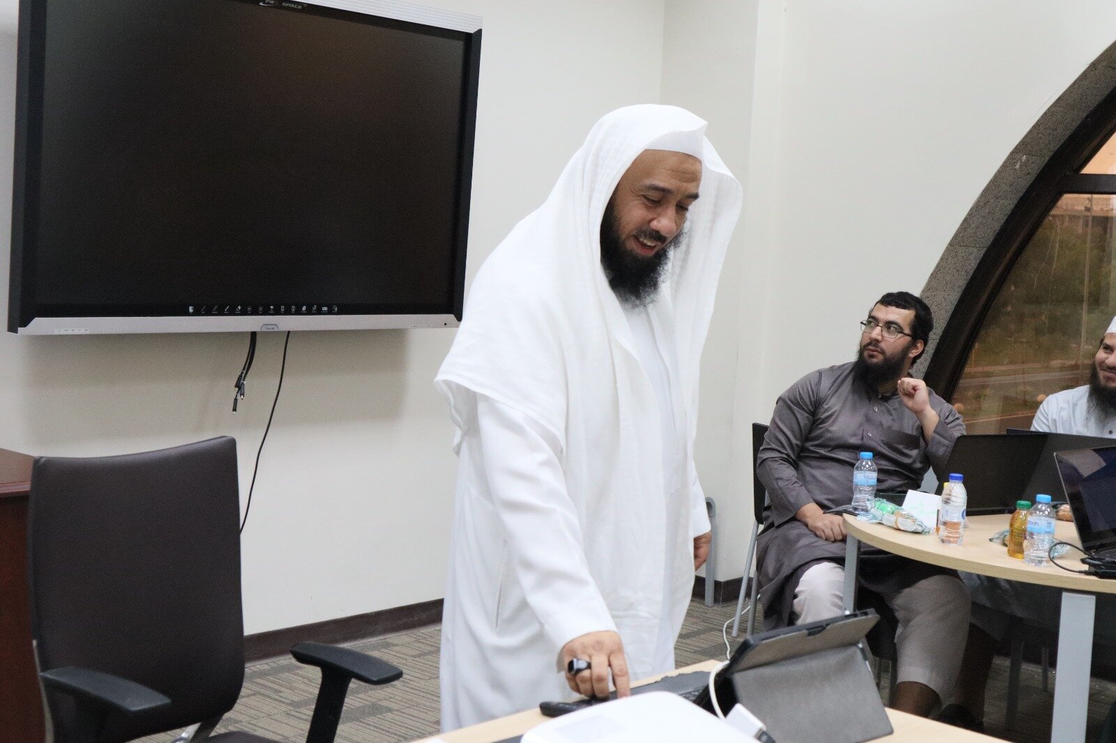 أقامت الدراسات العليا بالتعاون مع كلية الحديث الشريف بمبنى مركز مصادر المعرفة دورة تدريبية  بعنوان(مهارات تخريج الحديث في البحث العلمي لغير المتخصصين) قدمها سعادة أ.د: وائل بن فواز دخيل - 2