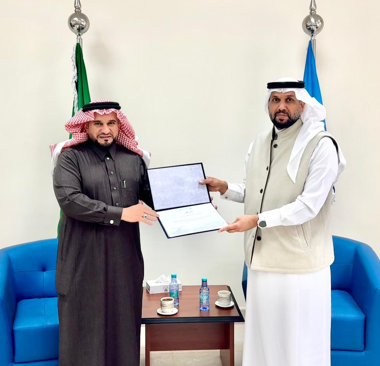 كرَّم سعادة وكيل الجامعة للدراسات العليا والبحث العلمي عددا من منسوبي ⁧‫عمادة الدراسات العليا‬⁩ ‏يتقدّمهم سعادة عميد الدراسات العليا، وسعادة وكيل العمادة، مثمِّناً جهودهم المتميّزة في فعاليات ⁧‫أسبوع الدراسات العليا‬⁩ الأول في الجامعة الإسلامية ‏راجيا لهم دوام التوفيق والسداد - 3