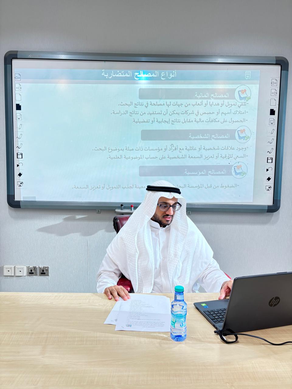 أقامت الدراسات العليا بالتعاون مع كليةالشريعة ورشة تدريبية بعنوان: أخلاقيات البحث العلمي ونزاهته ‏قدّمها أ.د. أحمد بن سعيد العواجي  ‏يومي الثلاثاء والأربعاء 4 - 5/ 11/ 1447هـ  - 1