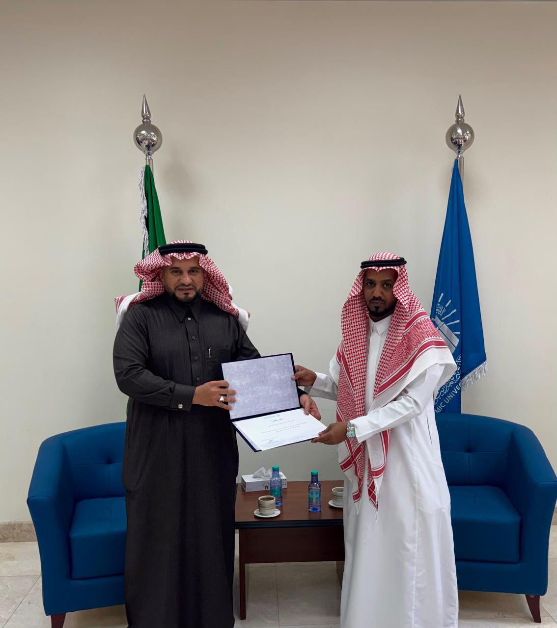كرَّم سعادة وكيل الجامعة للدراسات العليا والبحث العلمي عددا من منسوبي ⁧‫عمادة الدراسات العليا‬⁩ ‏يتقدّمهم سعادة عميد الدراسات العليا، وسعادة وكيل العمادة، مثمِّناً جهودهم المتميّزة في فعاليات ⁧‫أسبوع الدراسات العليا‬⁩ الأول في الجامعة الإسلامية ‏راجيا لهم دوام التوفيق والسداد - 4