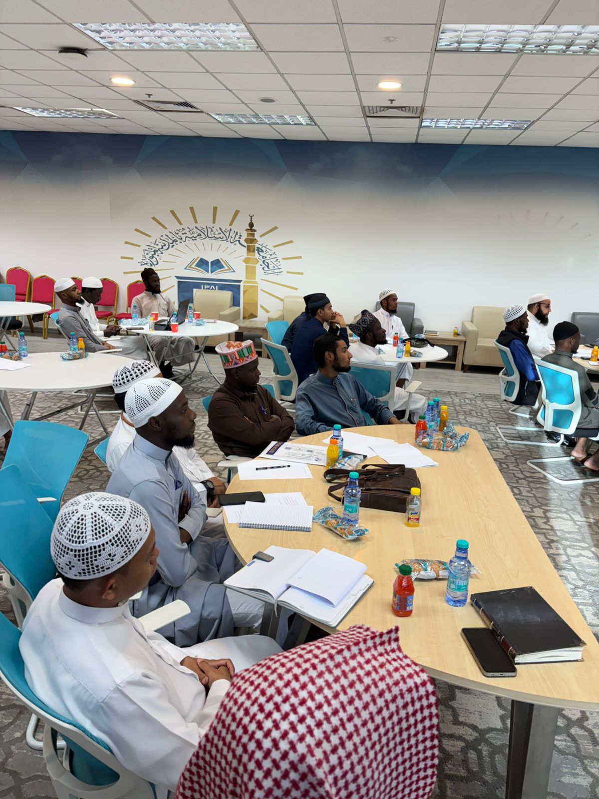 أقامت الدراسات العليا بالتعاون مع كليةالشريعة ورشة تدريبية بعنوان: أخلاقيات البحث العلمي ونزاهته ‏قدّمها أ.د. أحمد بن سعيد العواجي  ‏يومي الثلاثاء والأربعاء 4 - 5/ 11/ 1447هـ  - 2
