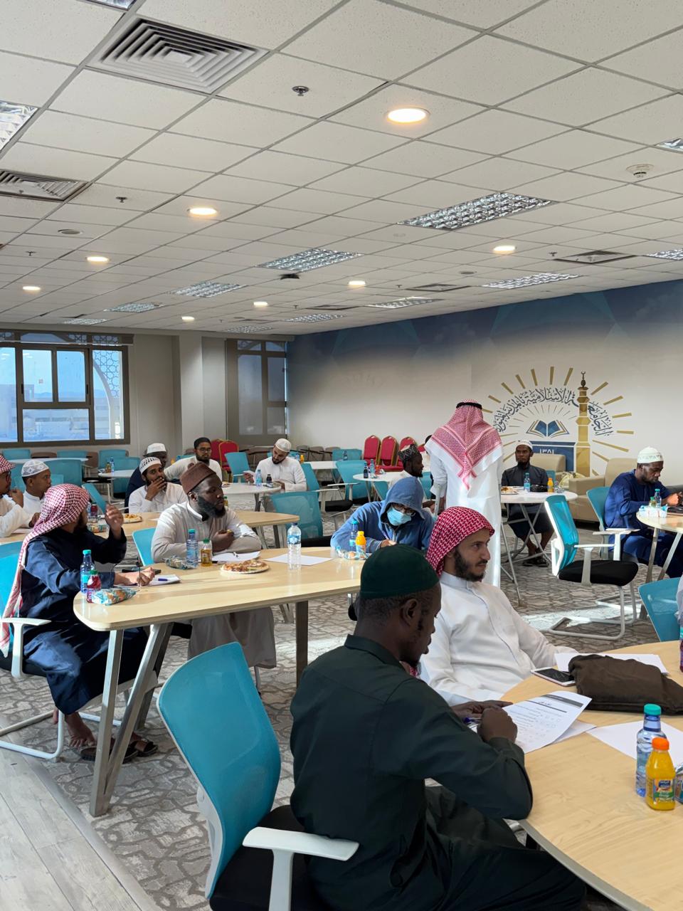 أقامت الدراسات العليا بالتعاون مع كليةالشريعة ورشة تدريبية بعنوان: أخلاقيات البحث العلمي ونزاهته ‏قدّمها أ.د. أحمد بن سعيد العواجي  ‏يومي الثلاثاء والأربعاء 4 - 5/ 11/ 1447هـ  - 3