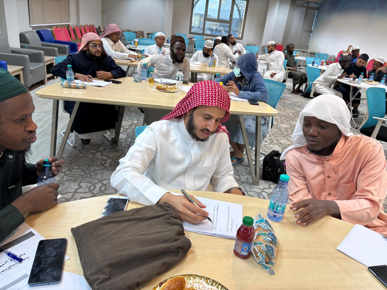 أقامت الدراسات العليا بالتعاون مع كليةالشريعة ورشة تدريبية بعنوان: أخلاقيات البحث العلمي ونزاهته ‏قدّمها أ.د. أحمد بن سعيد العواجي  ‏يومي الثلاثاء والأربعاء 4 - 5/ 11/ 1447هـ  - 4