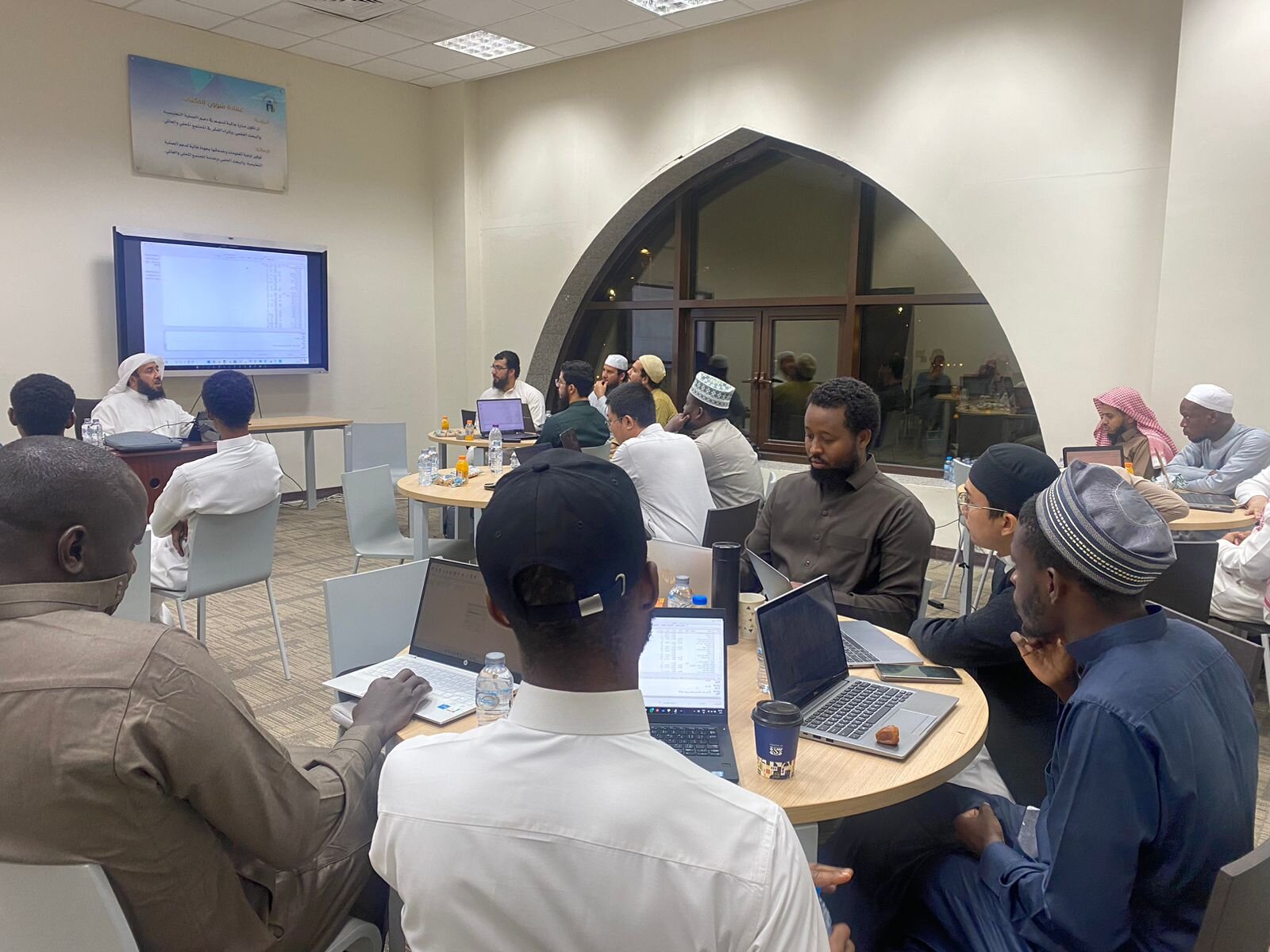 أقامت الدراسات العليا بالتعاون مع كلية الحديث الشريف بمبنى مركز مصادر المعرفة دورة تدريبية  بعنوان(مهارات تخريج الحديث في البحث العلمي لغير المتخصصين) قدمها سعادة أ.د: وائل بن فواز دخيل - 3