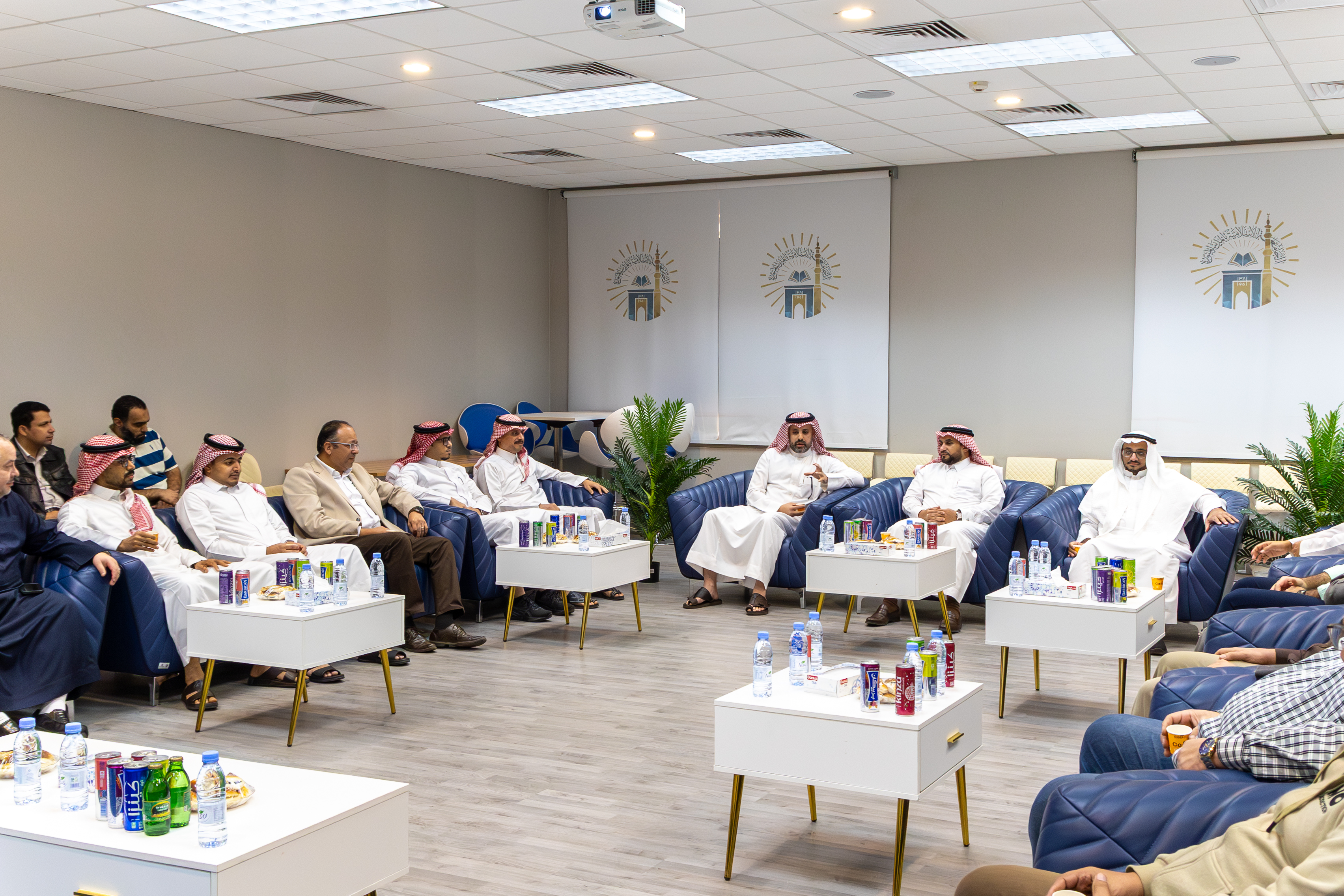 وكيل الجامعة للدراسات العليا والبحث العلمي يزور كلية العلوم ويهنّئ منسوبي قسم الرياضيات - 3