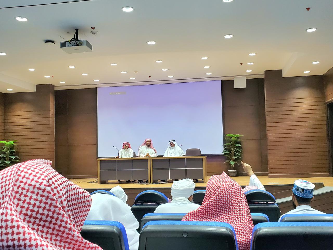استقبلت ⁧‫كلية الشريعة‬⁩ صباح اليوم في القاعة الكبرى فريقًا من عمادة الدراسات العليا والبحث العلمي لعرض مبادرات البحث العلمي - 1