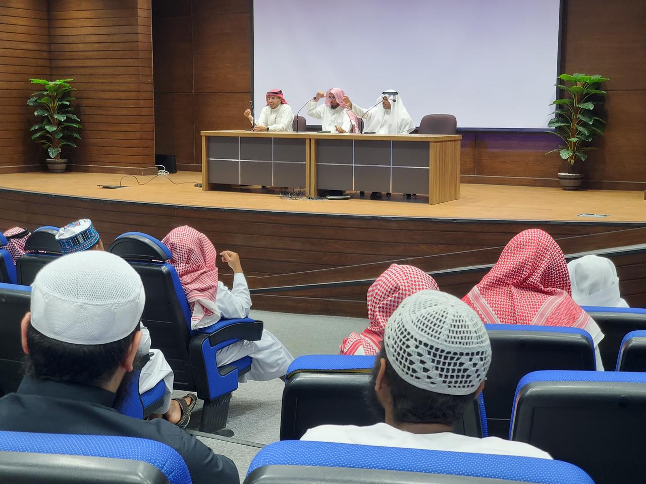 استقبلت ⁧‫كلية الشريعة‬⁩ صباح اليوم في القاعة الكبرى فريقًا من عمادة الدراسات العليا والبحث العلمي لعرض مبادرات البحث العلمي - 2