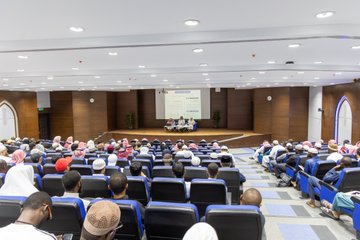  أقامت كلية الشريعة ندوة علمية بعنوان: "البعد المقاصدي والإنساني لحملة سمو ولي العهد للتبرع بالدم وأثرها في حفظ النفس وترسيخ قيم العطاء - 2