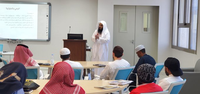أقامت كلية الشريعة لقاء أكاديميًا بعنوان:  "تعزيز الوعي الصحيح لدى الخريجين" - 4