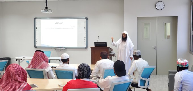 أقامت كلية الشريعة لقاء أكاديميًا بعنوان:  "تعزيز الوعي الصحيح لدى الخريجين" - 2