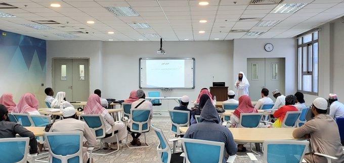 أقامت كلية الشريعة لقاء أكاديميًا بعنوان:  "تعزيز الوعي الصحيح لدى الخريجين" - 1