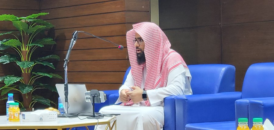 في أسبوع الدراسات العليا أقامت كلية الشريعة ورشة علمية حول  أخلاقيات وضوابط استعمال الذكاء الاصطناعي لطلاب الدراسات العليا