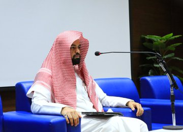 بمناسبة اليوم الوطني أقامت كلية الشريعة لقاء أكاديميًا بعنوان: اليوم الوطني والذاكرة القضائية: ملامح في التطور القضائي من عهد الملك عبدالعزيز -رحمه اللّه-إلى عهد خادم الحرمين الشريفين الملك سلمان - حفظه اللّٰه - 4