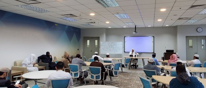 أقامت كلية الشريعة لقاء أكاديميًا بعنوان:  " العلاقة بين العقيدة والشريعة وأثرها" - 3