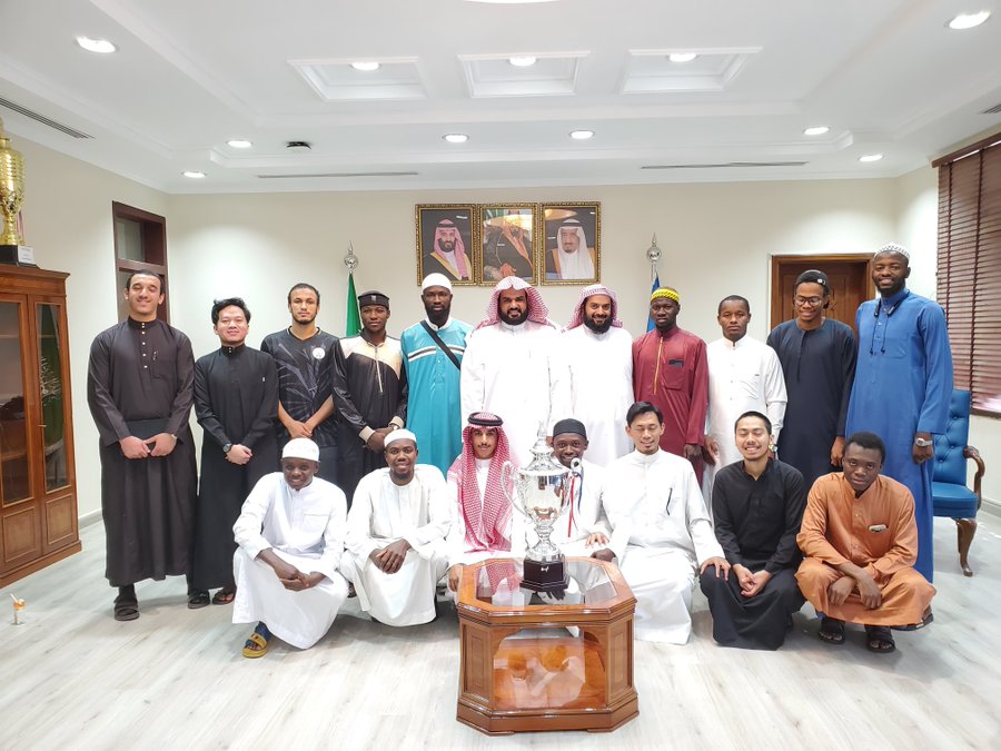 استقبل عميد كلية الشريعة د.محمد بن راضي السناني بحضور وكيل الكلية للشؤون الأكاديمية صباح يوم الخميس الماضي فريق الكلية بالتهاني والتبريكات لتحقيق المركز الأول في كأس الكليات - 1