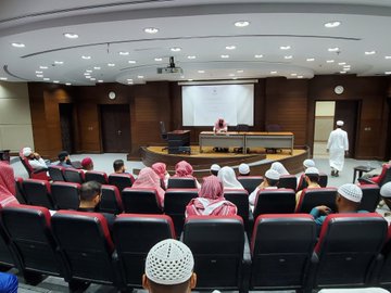 أقامت كلية الشريعة لقاء أكاديميًا بعنوان:  "تعدد المذاهب الفقهية وأثره في ترسيخ قيم التسامح والتعايش" - 1