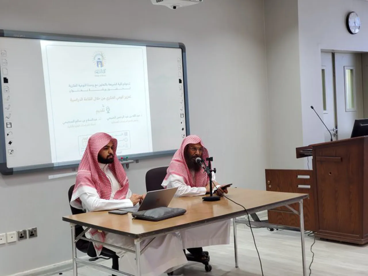 أقامت كلية الشريعة بالتعاون مع وحدة التوعية الفكرية ندوة بعنوان "تعزيز الوعي الفكري من خلال القاعات الدراسية" - 3