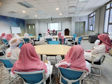 أقامت كلية الشريعة بالتعاون مع وحدة التوعية الفكرية ندوة بعنوان "تعزيز الوعي الفكري من خلال القاعات الدراسية" - 1