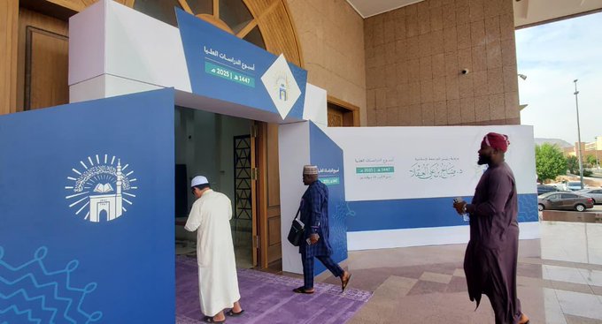 في أسبوع الدراسات العليا قامت كلية الشريعة بزيارة لطلاب المستوى السابع والثامن في مرحلة البكالوريوس وطلاب الدراسات العليا إلى المعرض المصاحب” - 1
