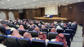 أقامت كلية الشريعة لقاء لطلاب الدراسات العليا مع عميد الكلية  - 2