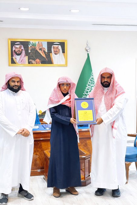 تتقدم كليةالشريعة بالجامعة الإسلامية بالمدينة المنورة بخالص التهنئة لابنها الطالب/ أنس بن علي المطيري بمناسبة فوزه بـجائزة خادم الحرمين الشريفين الملك سلمان بن عبدالعزيز لحفظ القرآن الكريم وتلاوته وتفسيره - 2