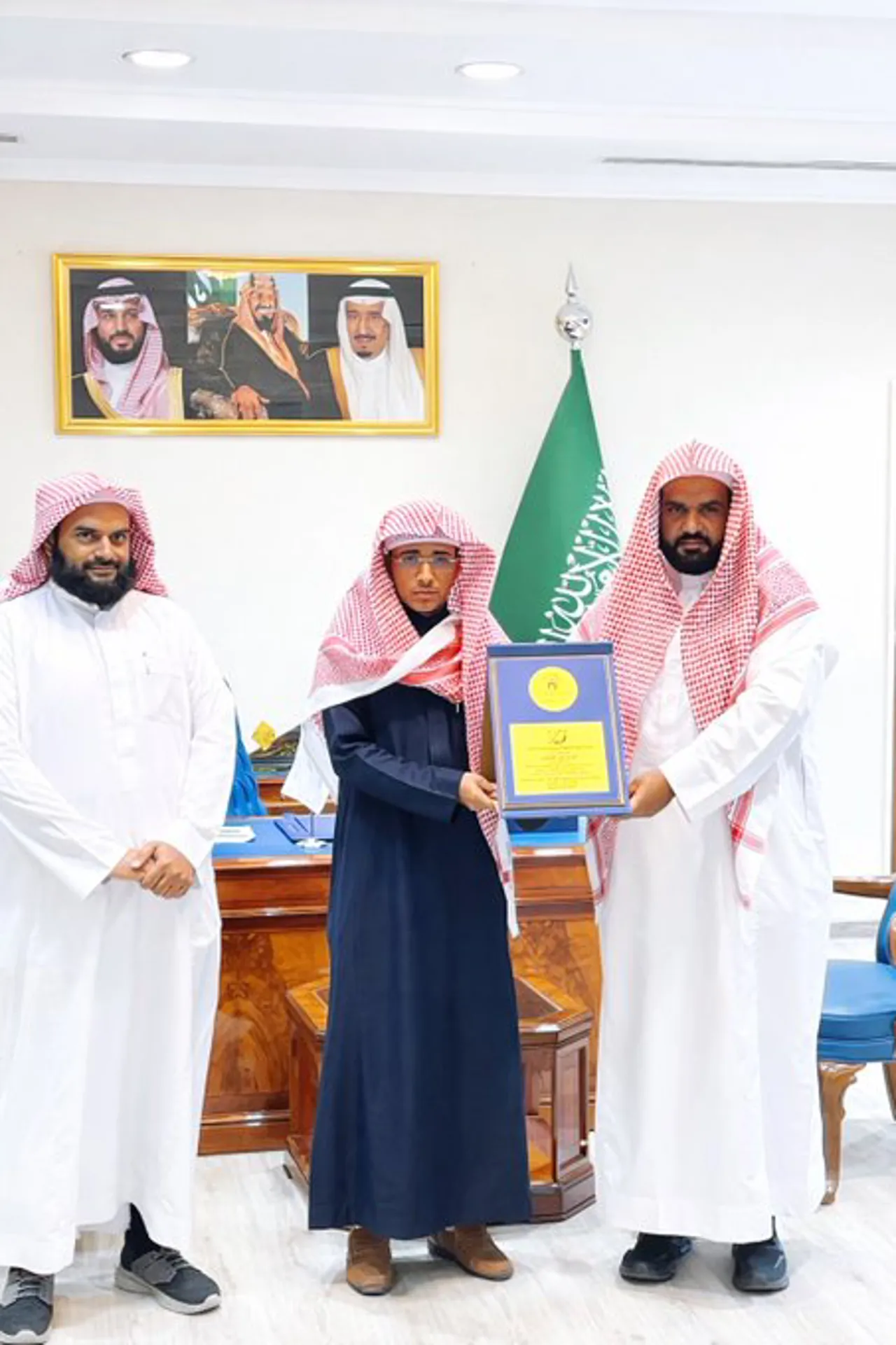 تتقدم كليةالشريعة بالجامعة الإسلامية بالمدينة المنورة بخالص التهنئة لابنها الطالب/ أنس بن علي المطيري بمناسبة فوزه بـجائزة خادم الحرمين الشريفين الملك سلمان بن عبدالعزيز لحفظ القرآن الكريم وتلاوته وتفسيره - 2