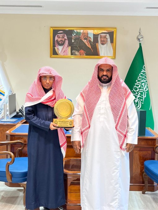 تتقدم كليةالشريعة بالجامعة الإسلامية بالمدينة المنورة بخالص التهنئة لابنها الطالب/ أنس بن علي المطيري بمناسبة فوزه بـجائزة خادم الحرمين الشريفين الملك سلمان بن عبدالعزيز لحفظ القرآن الكريم وتلاوته وتفسيره - 1