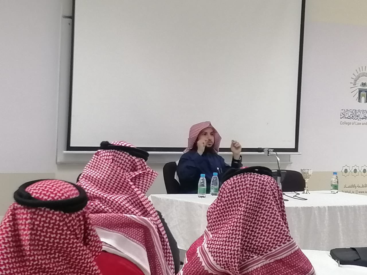 تنفيذ لقاء أكاديمي لطلاب كلية الأنظمة والاقتصاد بالتعاون مع وحدة التوعية الفكرية يوم الثلاثاء 05-08-1446