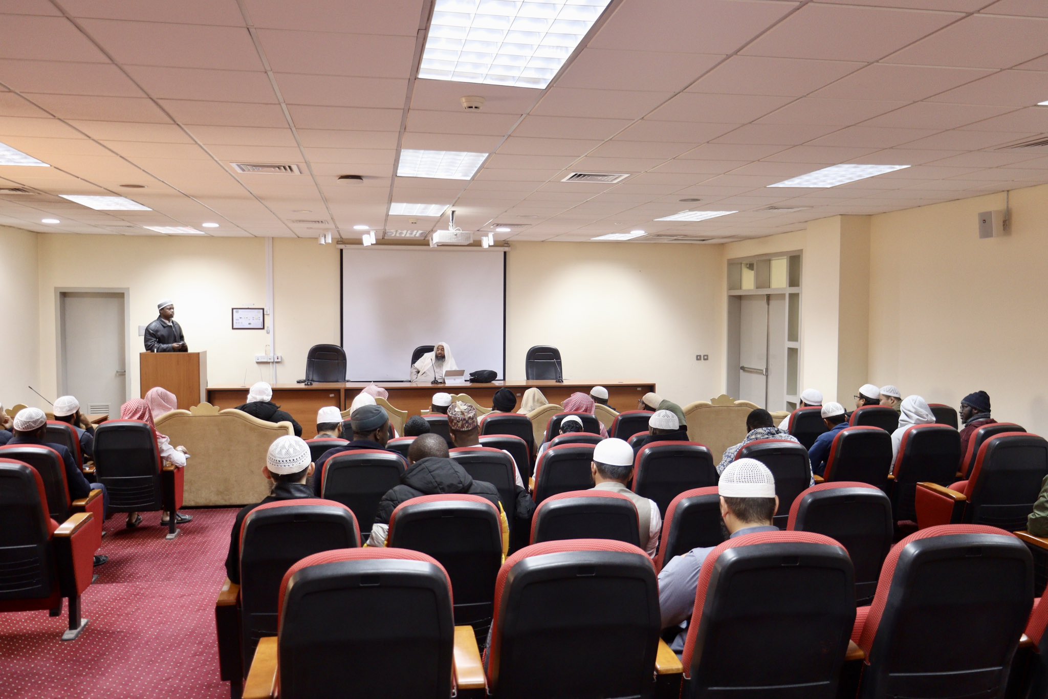 تنفيذ لقاء أكاديمي لطلاب كلية الحديث الشريف بالتعاون مع وحدة التوعية الفكرية يوم الاثنين 04-08-1446