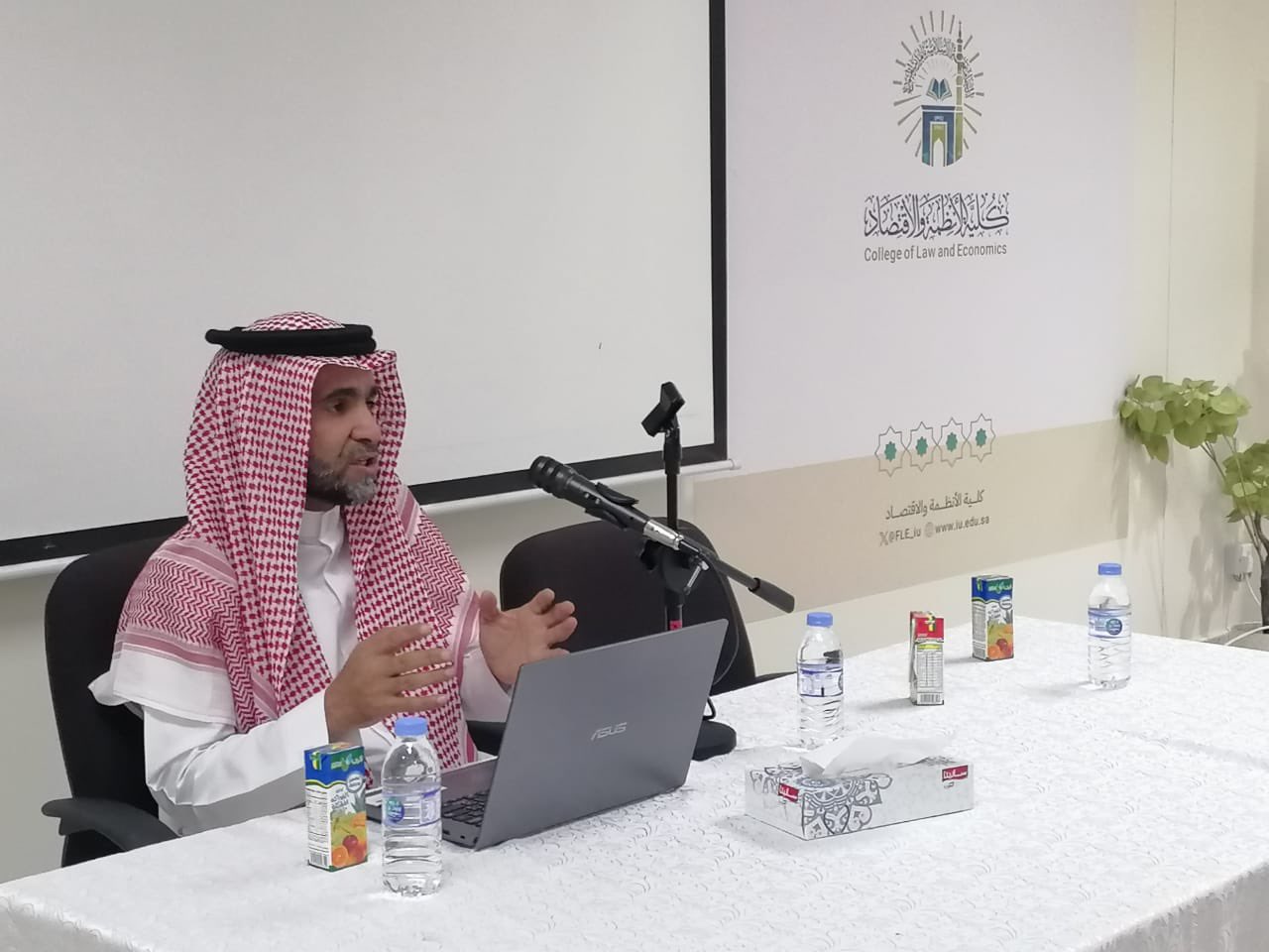 تنفيذ لقاء أكاديمي لطلاب كلية الأنظمة والاقتصاد بالتعاون مع وحدة التوعية الفكرية يوم الثلاثاء 12-شعبان-1446