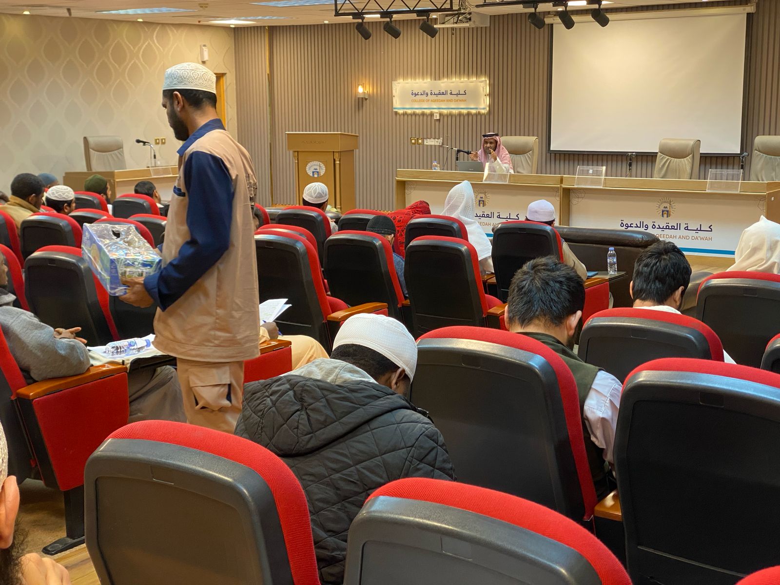 تنفيذ لقاء أكاديمي لطلاب كلية العقيدة والدعوة بالتعاون مع وحدة التوعية الفكرية يوم الأربعاء 13-شعبان-1446