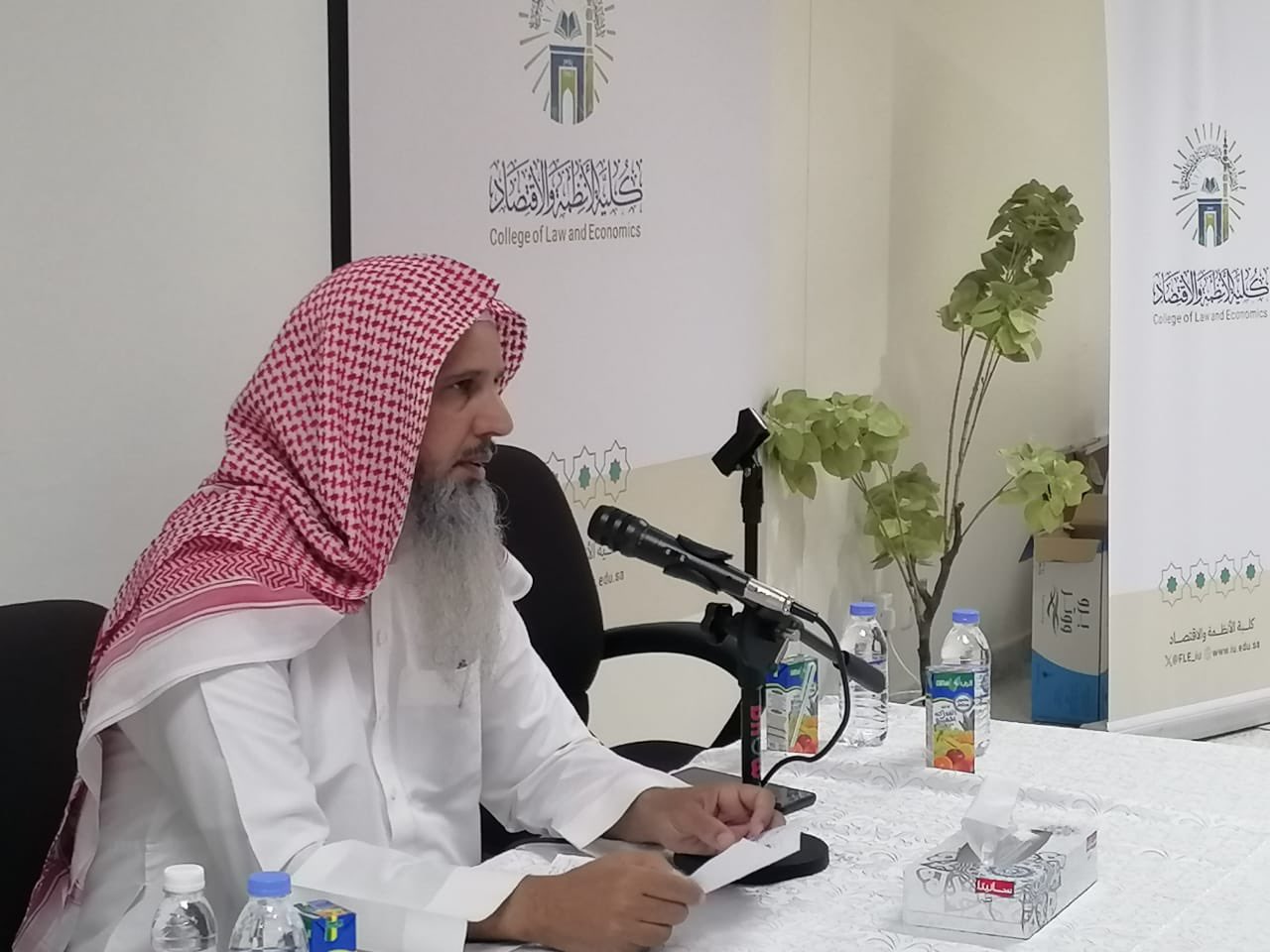 تنفيذ لقاء أكاديمي لطلاب كلية الأنظمة والاقتصاد بالتعاون مع وحدة التوعية الفكرية يوم الأربعاء 20-شعبان-1446