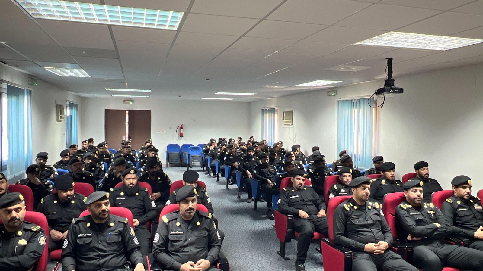 تنفيذ لقاء بعنوان (الشبهات وآثارها) يوم الخميس 29-محرم-1447ه في إدارة دوريات الأمن - 4