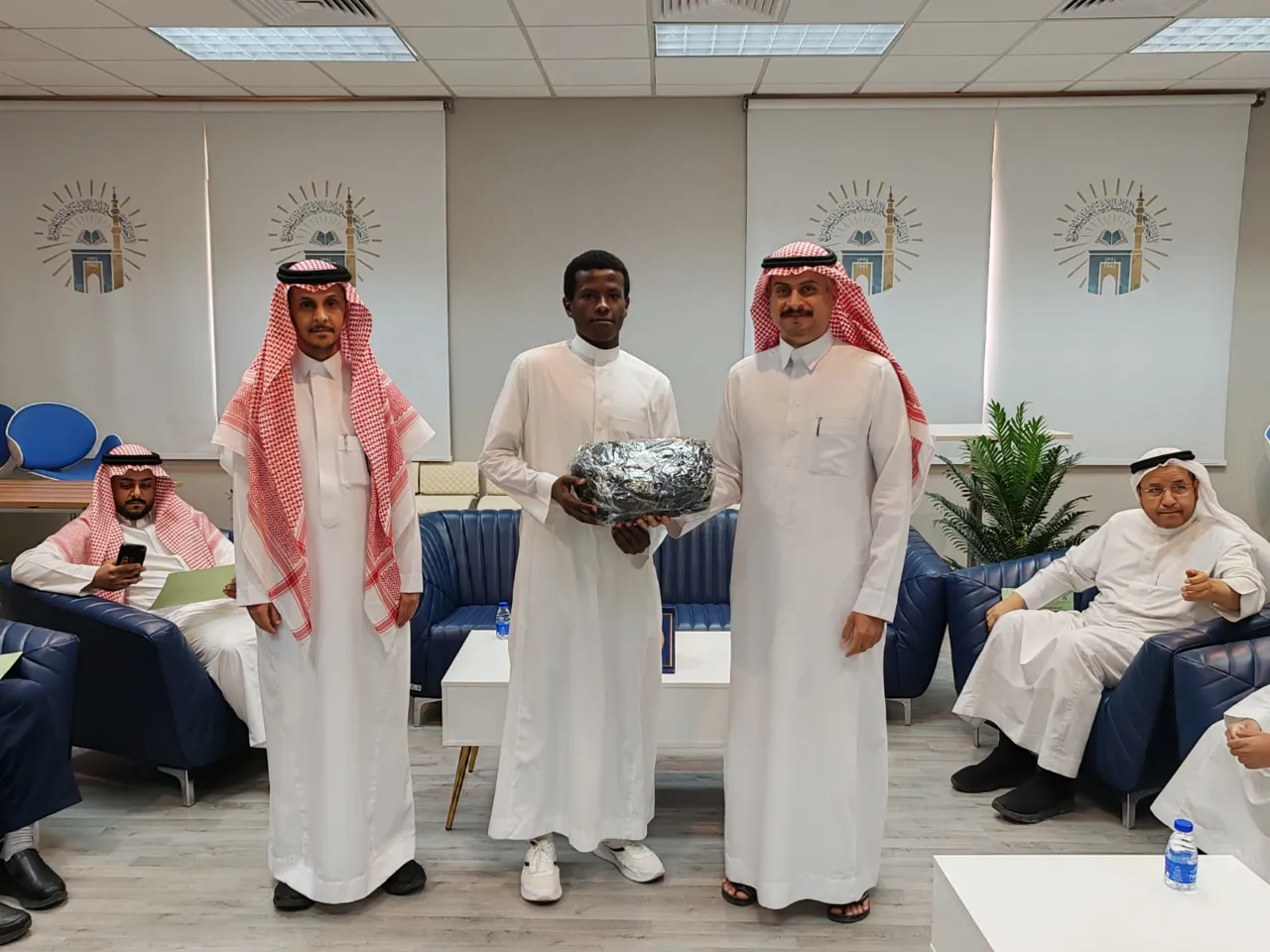 نيابةً عن سعادة عميد كلية العلوم، كرّم سعادة وكيل الكلية للتطوير والجودة د. حمود عبدالله الطالب المشاركين في فعاليات أسبوع الجودة التاسع - 10