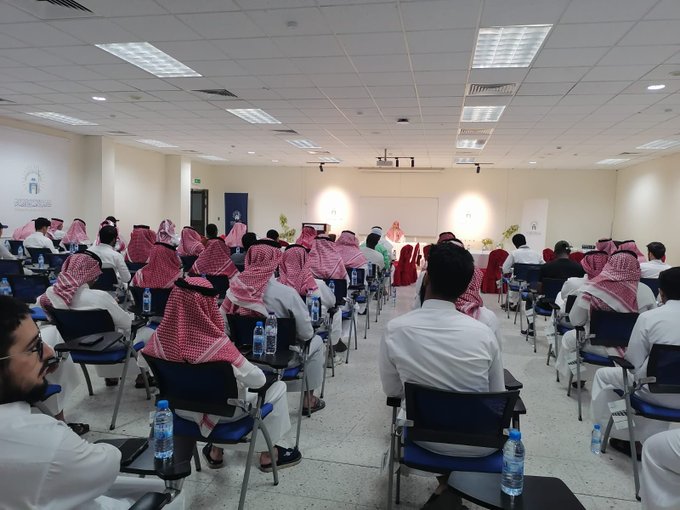 تنفيذ لقاء توعوي لطلاب كلية الأنظمة والاقتصاد بالتعاون مع وحدة التوعية الفكرية يوم الخميس 19-ربيع الأول-1447 - 3