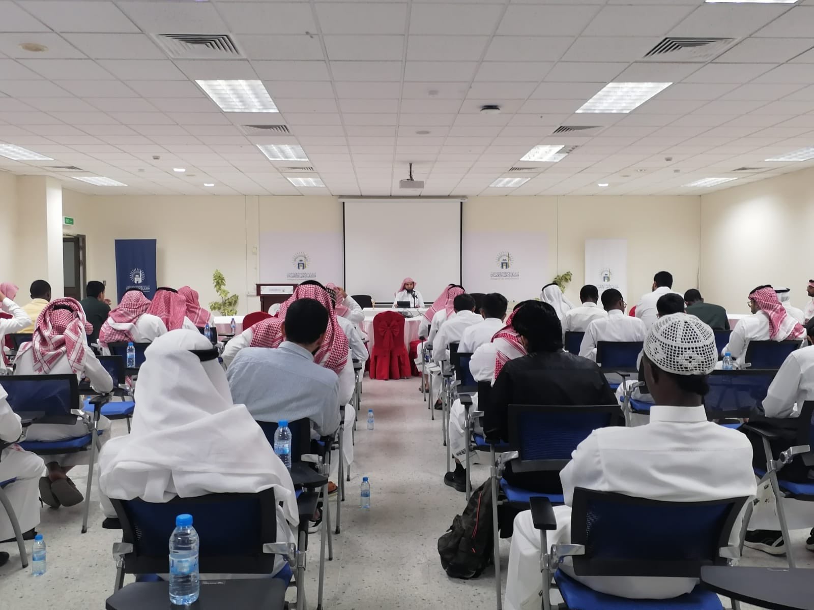 تنفيذ لقاء توعوي لطلاب كلية الأنظمة بالتعاون مع وحدة التوعية الفكرية يوم الاثنين 09-ربيع الأول-1447 - 3