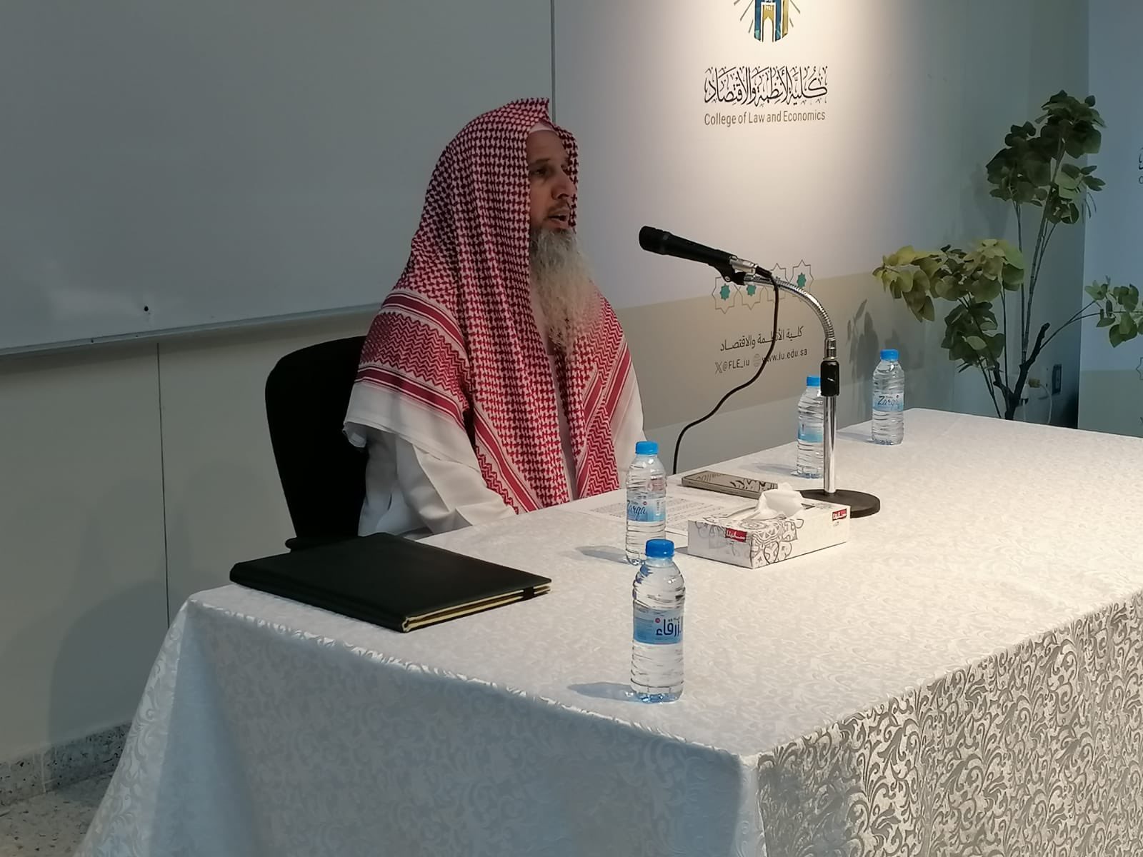 تنفيذ لقاء توعوي لطلاب كلية الأنظمة والاقتصاد بالتعاون مع وحدة التوعية الفكرية يوم الخميس 19-ربيع الأول-1447 - 2