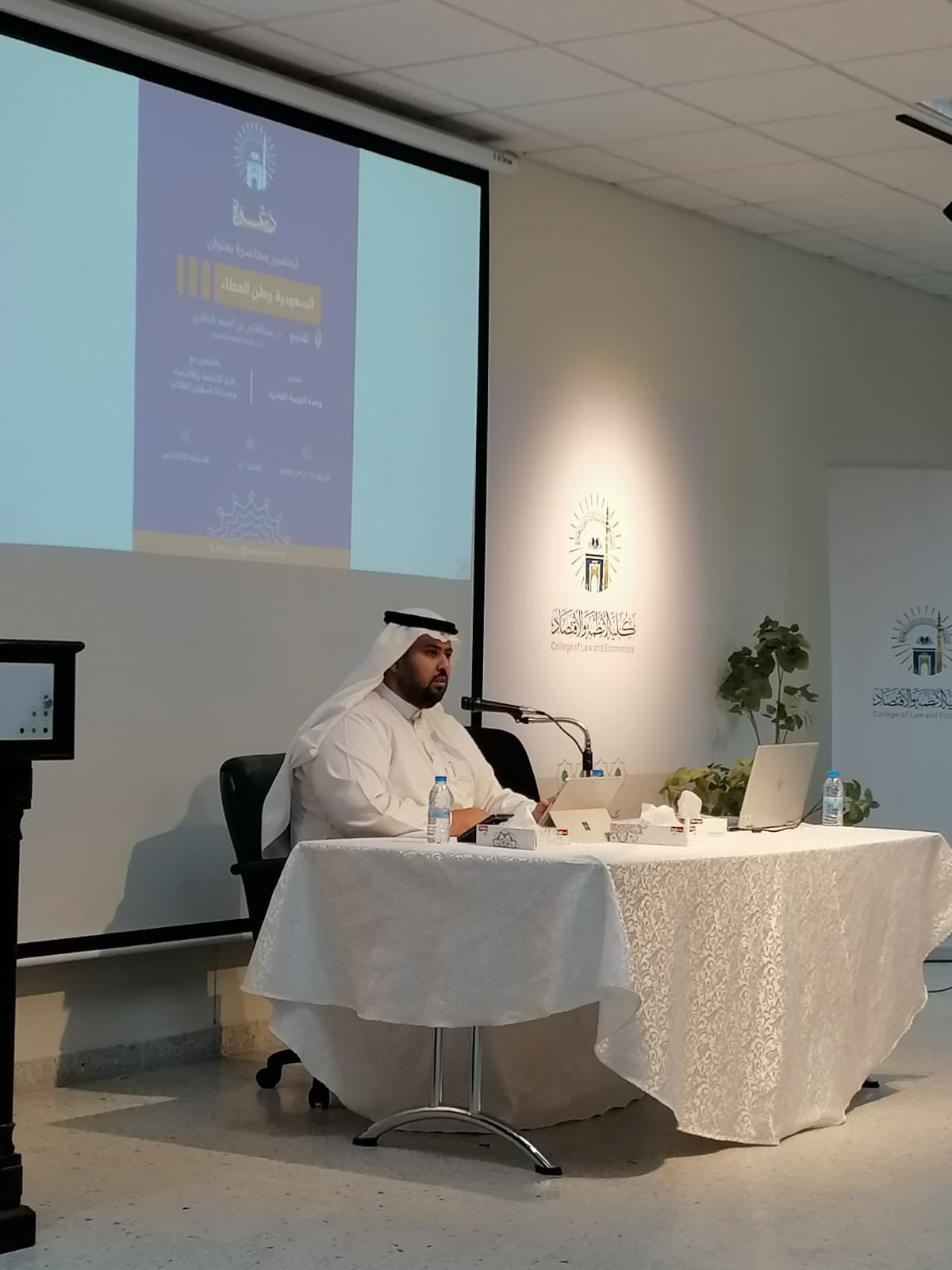 تنفيذ لقاء توعوي لطلاب كلية الأنظمة بالتعاون مع وحدة التوعية الفكرية يوم الأربعاء 25-ربيع الأول-1447 - 2
