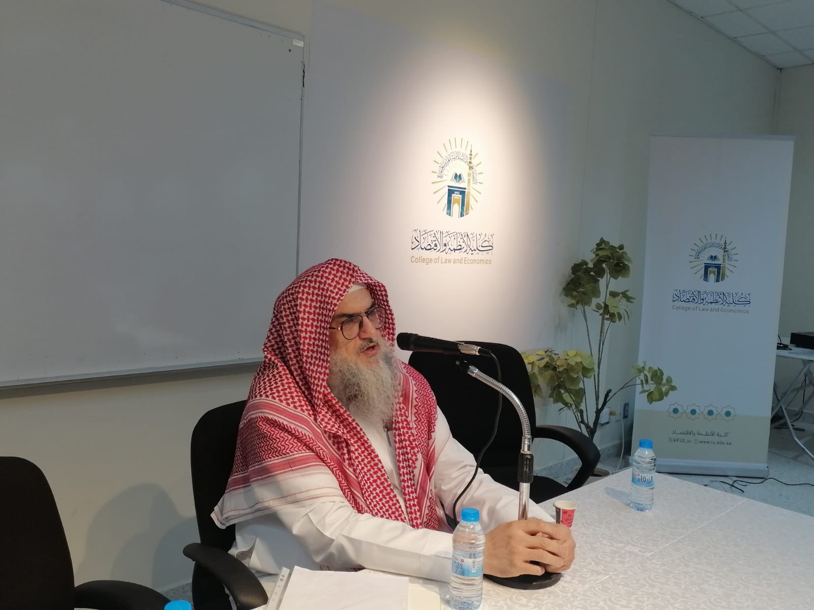 تنفيذ لقاء توعوي لطلاب كلية الأنظمة بالتعاون مع وحدة التوعية الفكرية يوم الأربعاء 09-ربيع الثاني-1447 - 2